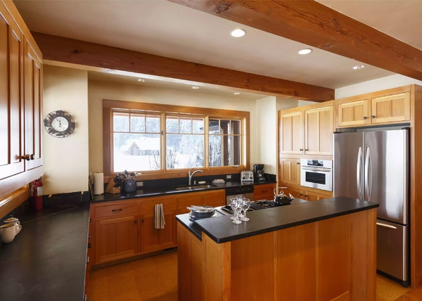 spacious--high-quality--open-plan-kitchen-with-exposed-beams-ceiling--wood-cabin.jpg
